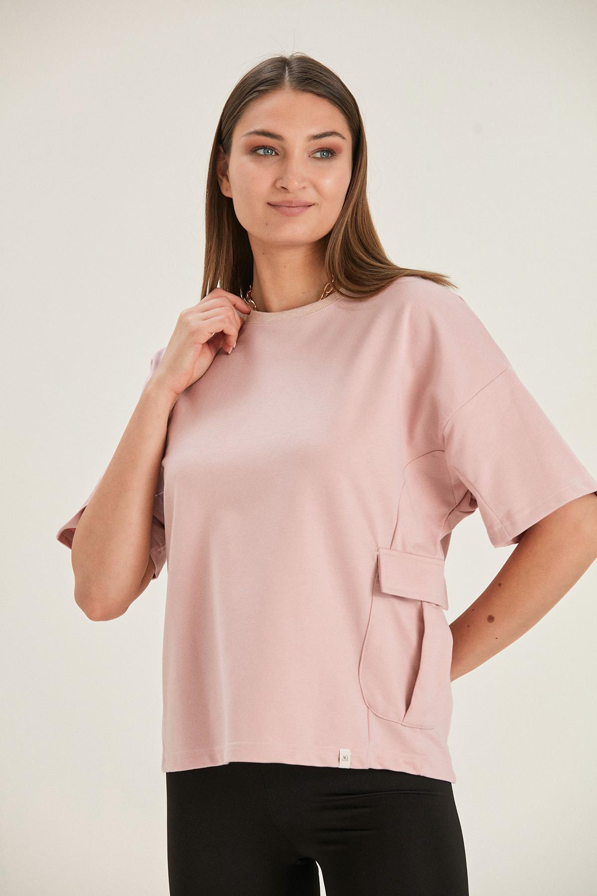 YANI CEP DETAYLI T-SHİRT