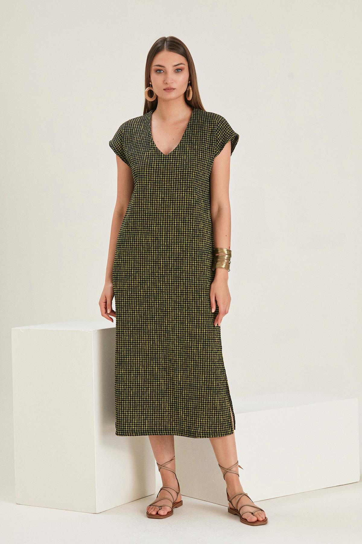 V YAKA DESENLİ YIRTMAÇLI ELBİSE