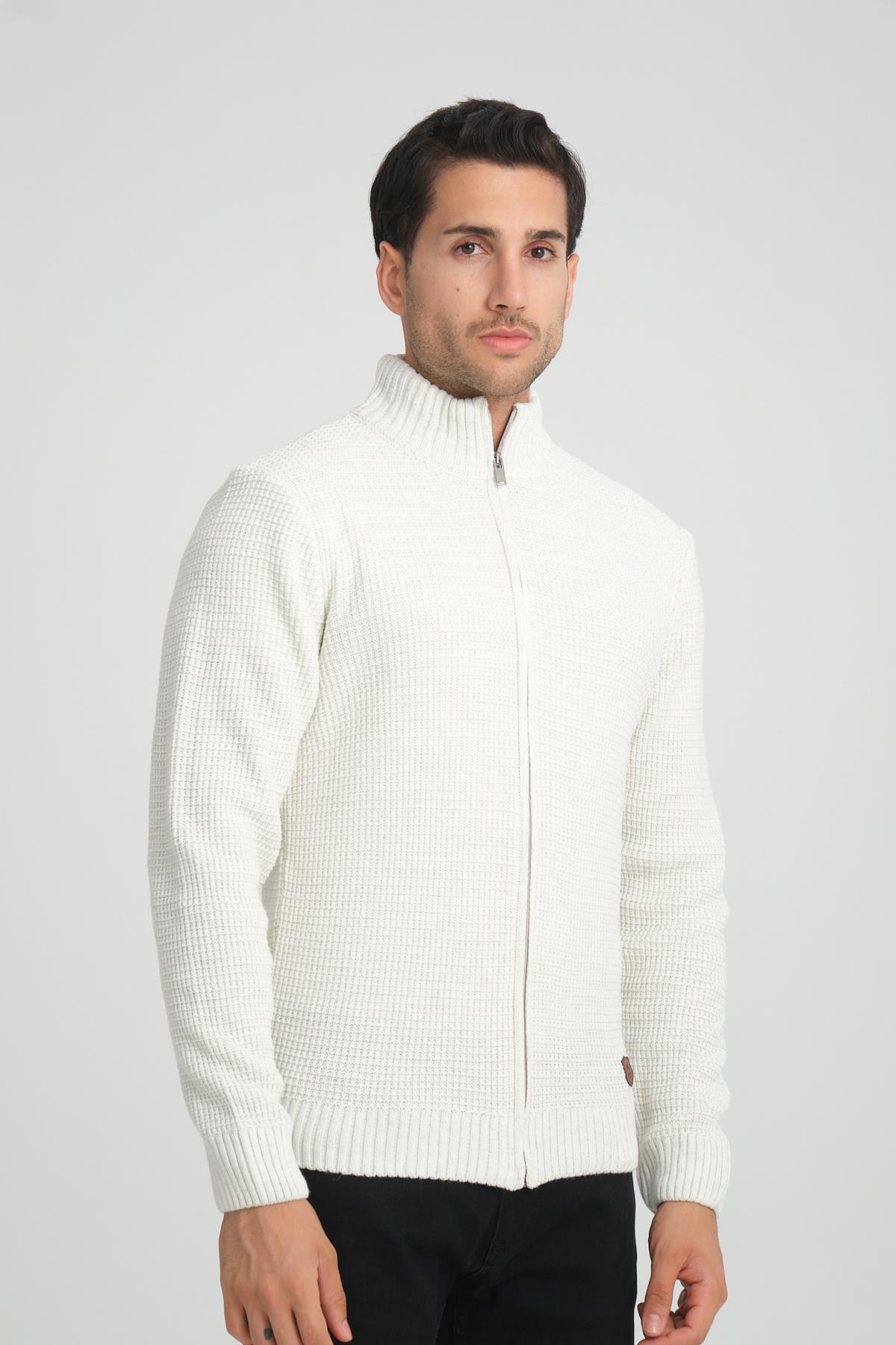 DİK YAKA FERMUARLI TRİKO HIRKA