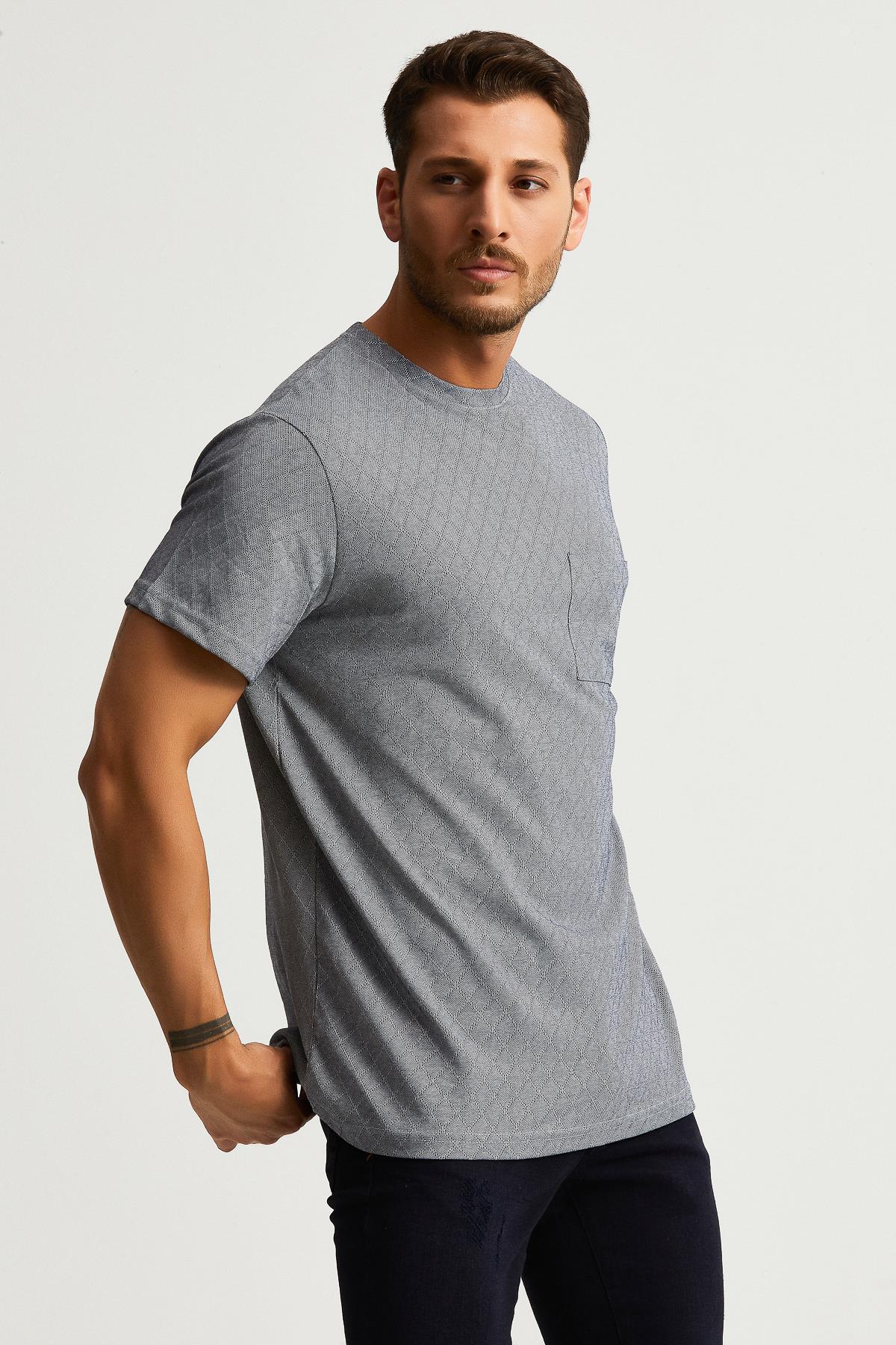 CEP DETAYLI DESENLİ T-SHİRT