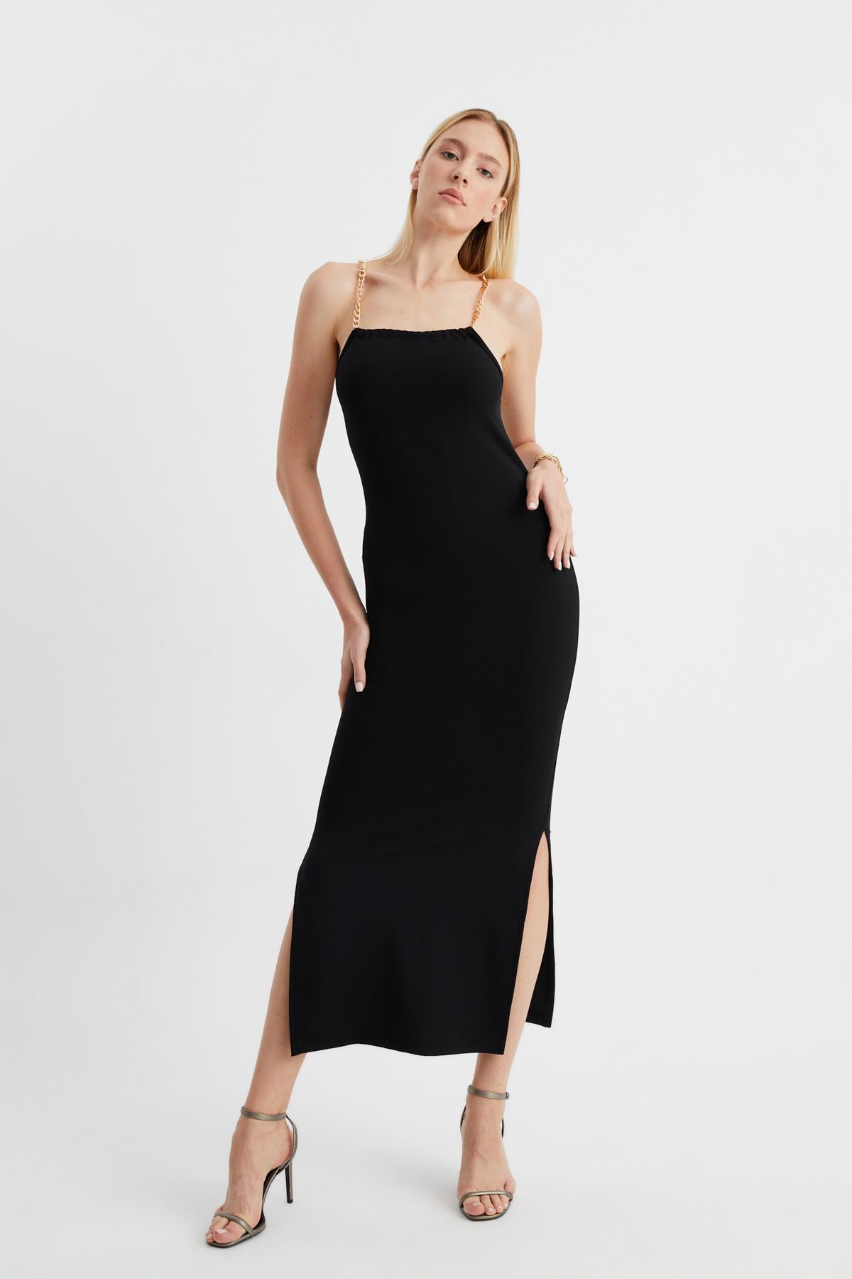 ZİNCİR ASKILI YIRTMAÇLI ELBİSE