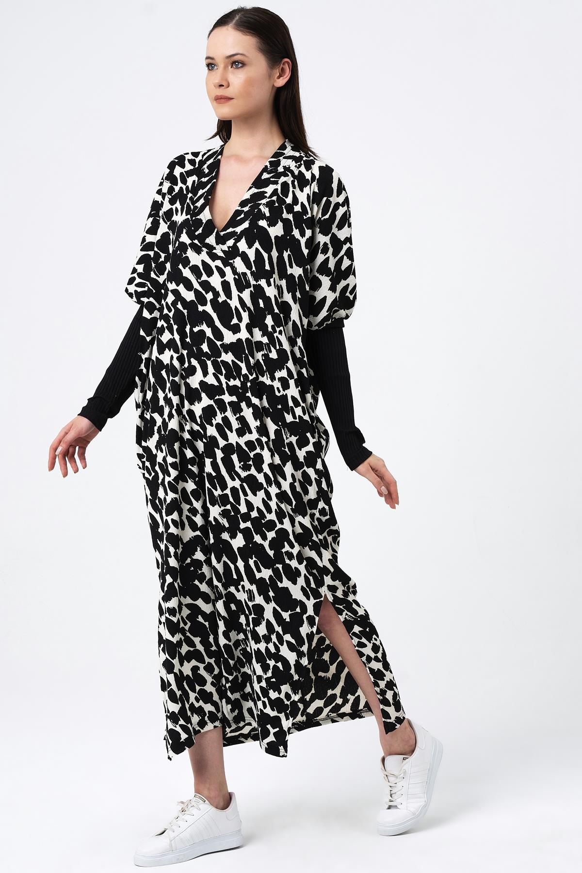 DESENLİ YIRTMAÇLI UZUN ELBİSE