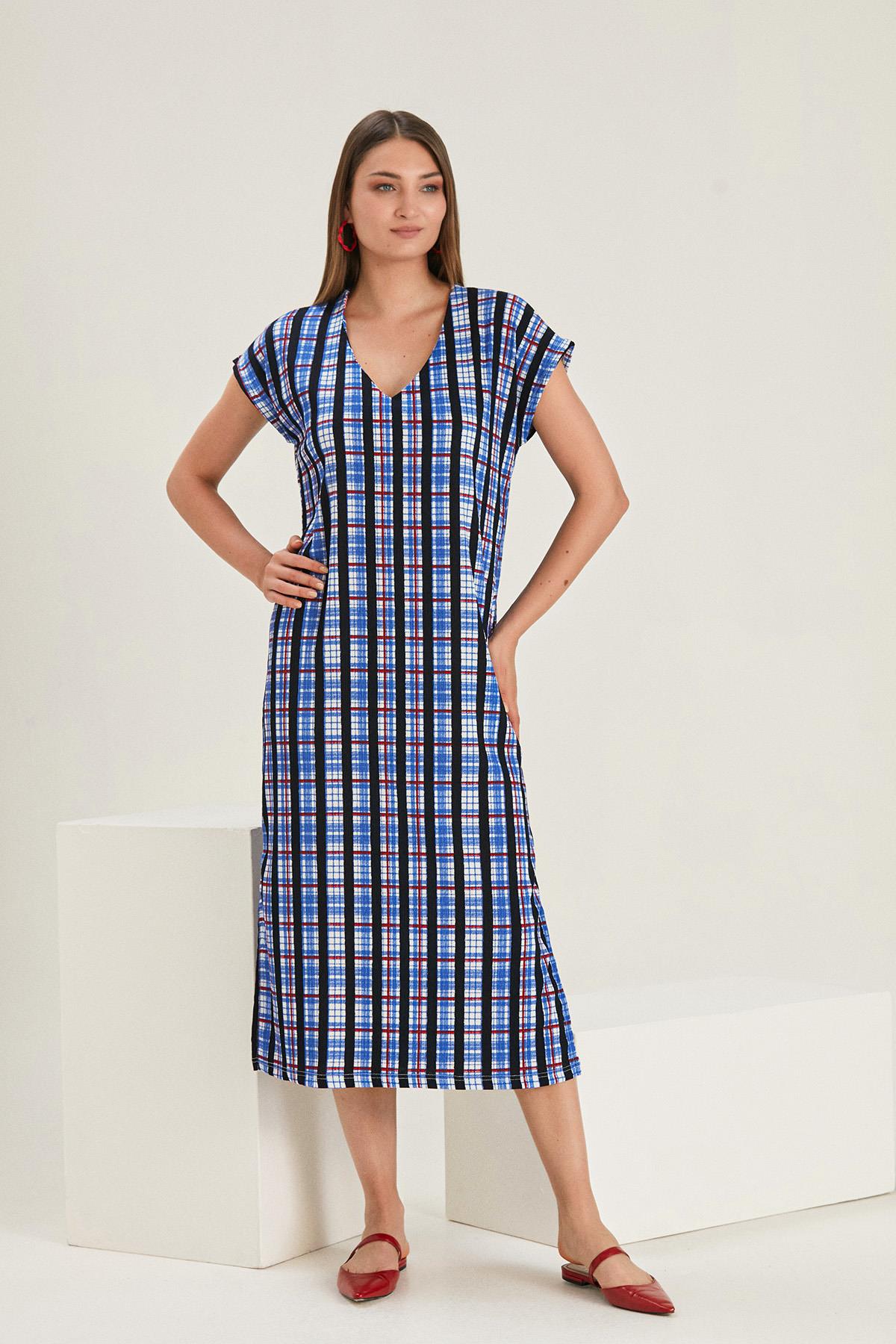 V YAKA DESENLİ YIRTMAÇLI ELBİSE