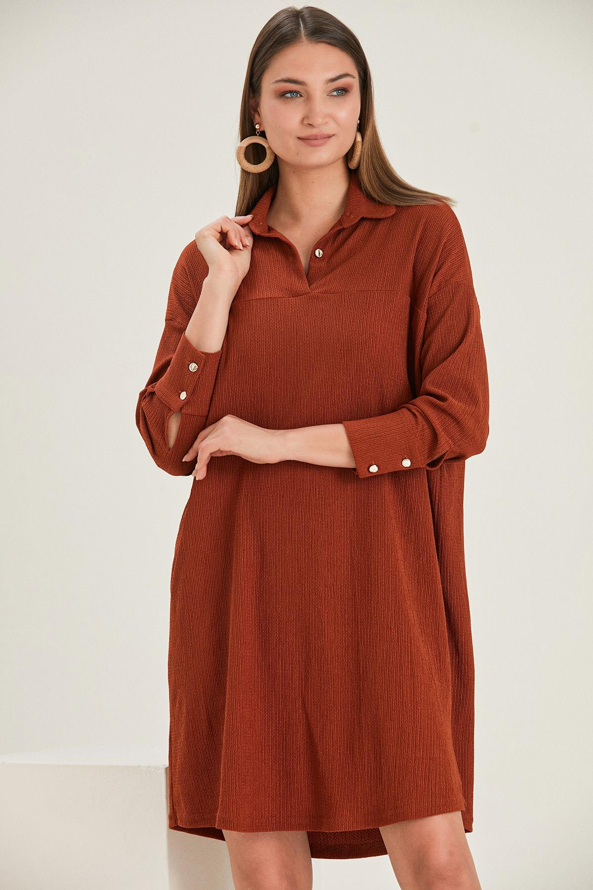 DÜĞME DETAYLI ELBİSE