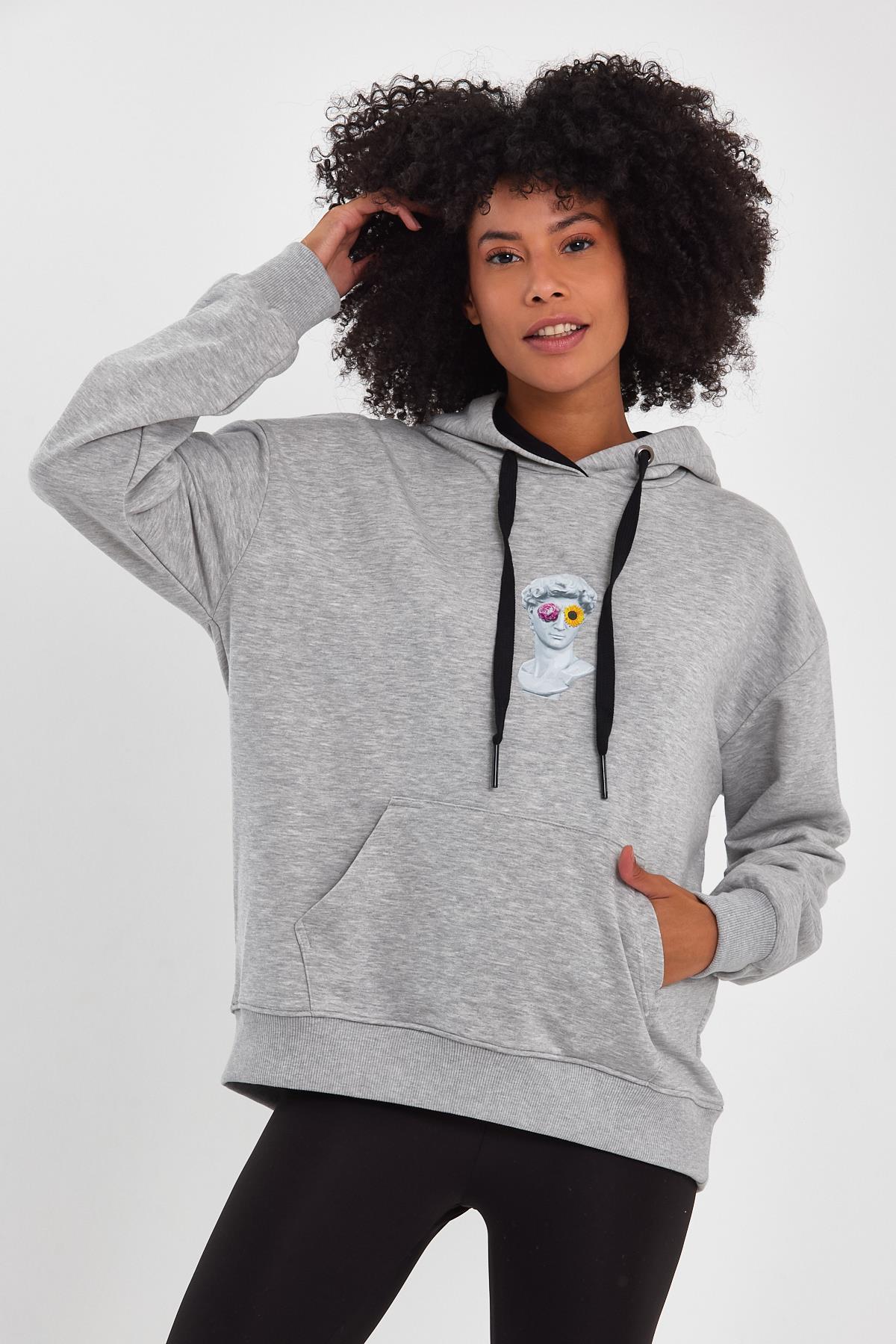 BASKILI KAPÜŞONLU COMFORT FİT SWEATSHIRT